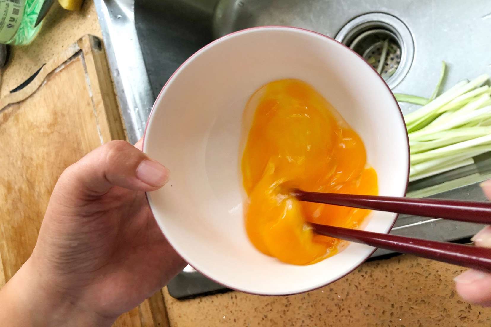 剩的饺子皮别扔这样做比春卷好吃,剩下的饺子皮怎么做才好吃