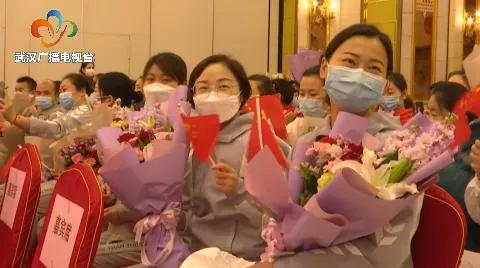 最高的礼遇最深的敬意,最高礼遇迎接英雄凯旋路人鸣笛