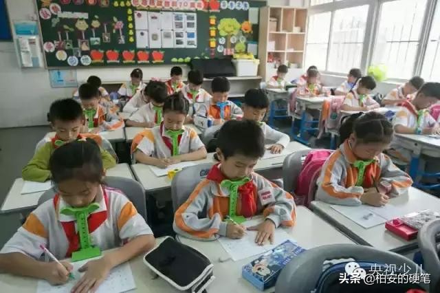 家长提醒老师纠正孩子坐姿的话语,提醒家长引导幼儿坐姿怎么说