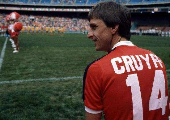 马尔蒂尼评价顶级后卫标准,马尔蒂尼高光打左后卫还是中后卫