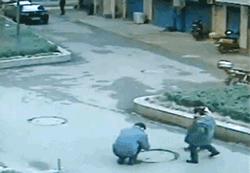 美女参加婚宴，皮裤突然“爆炸”！化学老师分析爆炸的真相？