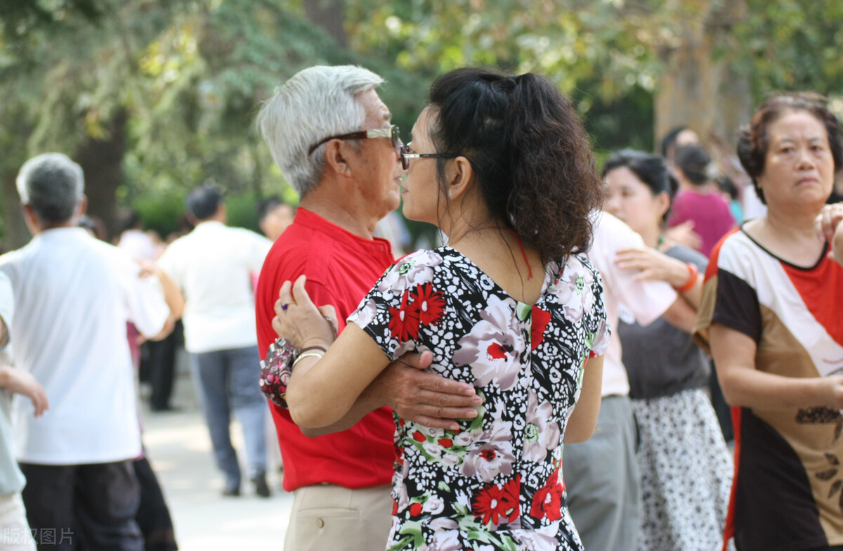 儿子老是找你白养他了怎么回复,儿子说我老不正经怎么办