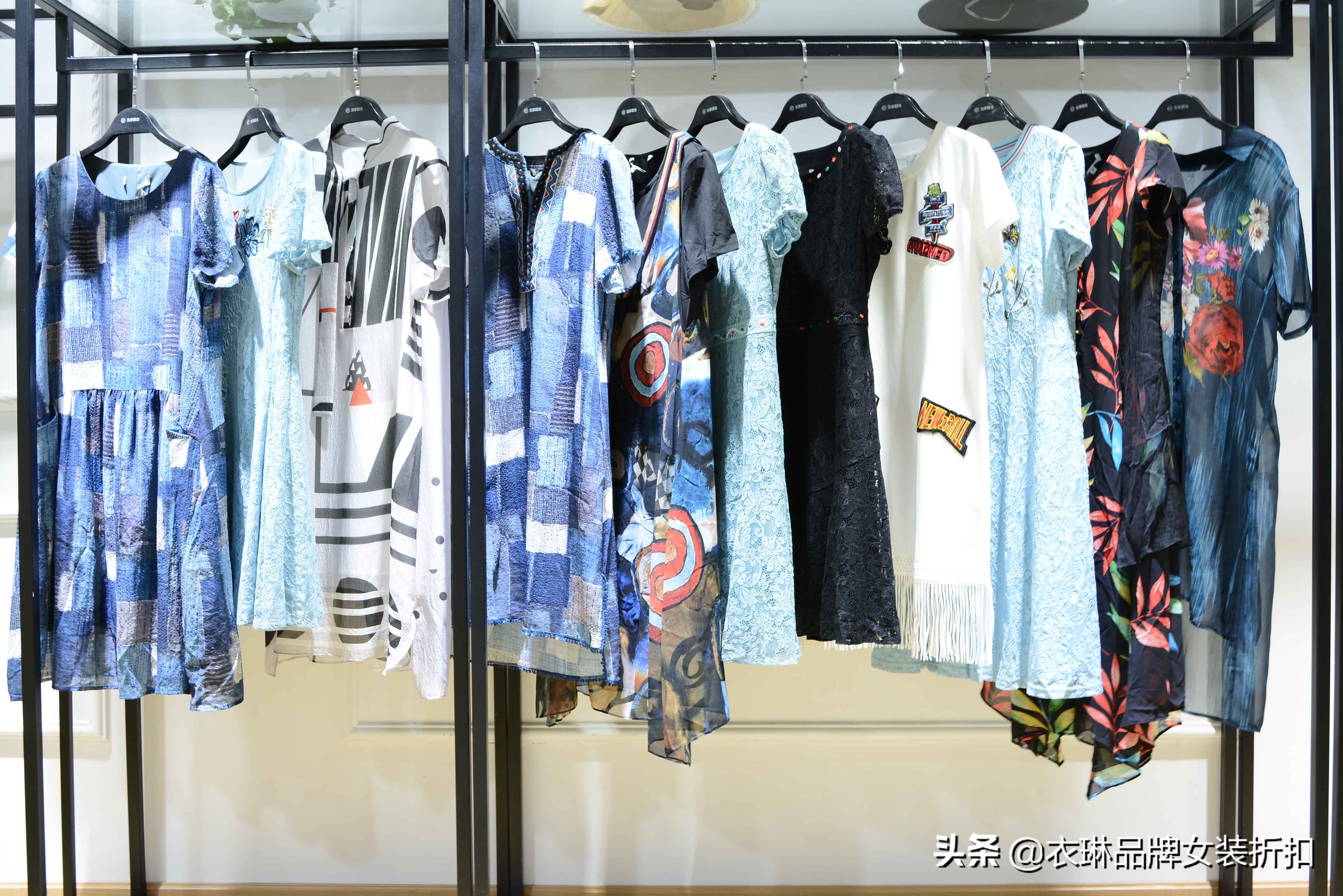 女装服装店高端装修风格,品牌女装折扣店装修设计