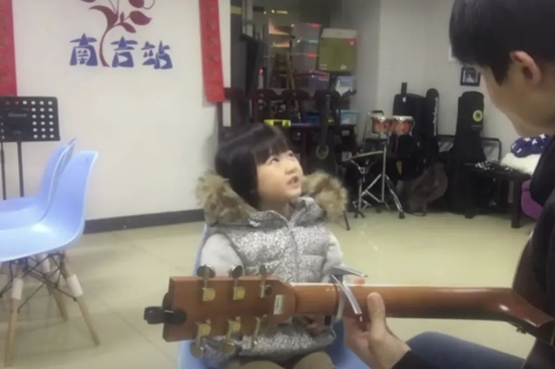 6岁小女孩手上全是血泡老茧：哪来的一夜成名，还不是百炼成钢