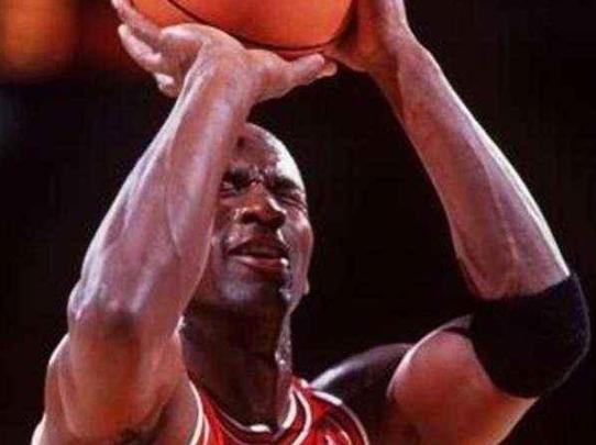 库兹马手滑进球,库兹马罚球三不沾被库里嘲笑