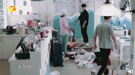 迪丽热巴尝试新造型身穿抹胸装,迪丽热巴身穿抹胸礼服