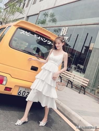 街拍黑色吊带连衣裙,时尚穿搭街拍美女连衣裙