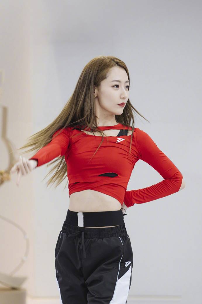 乘风破浪的姐姐出场,乘风队服