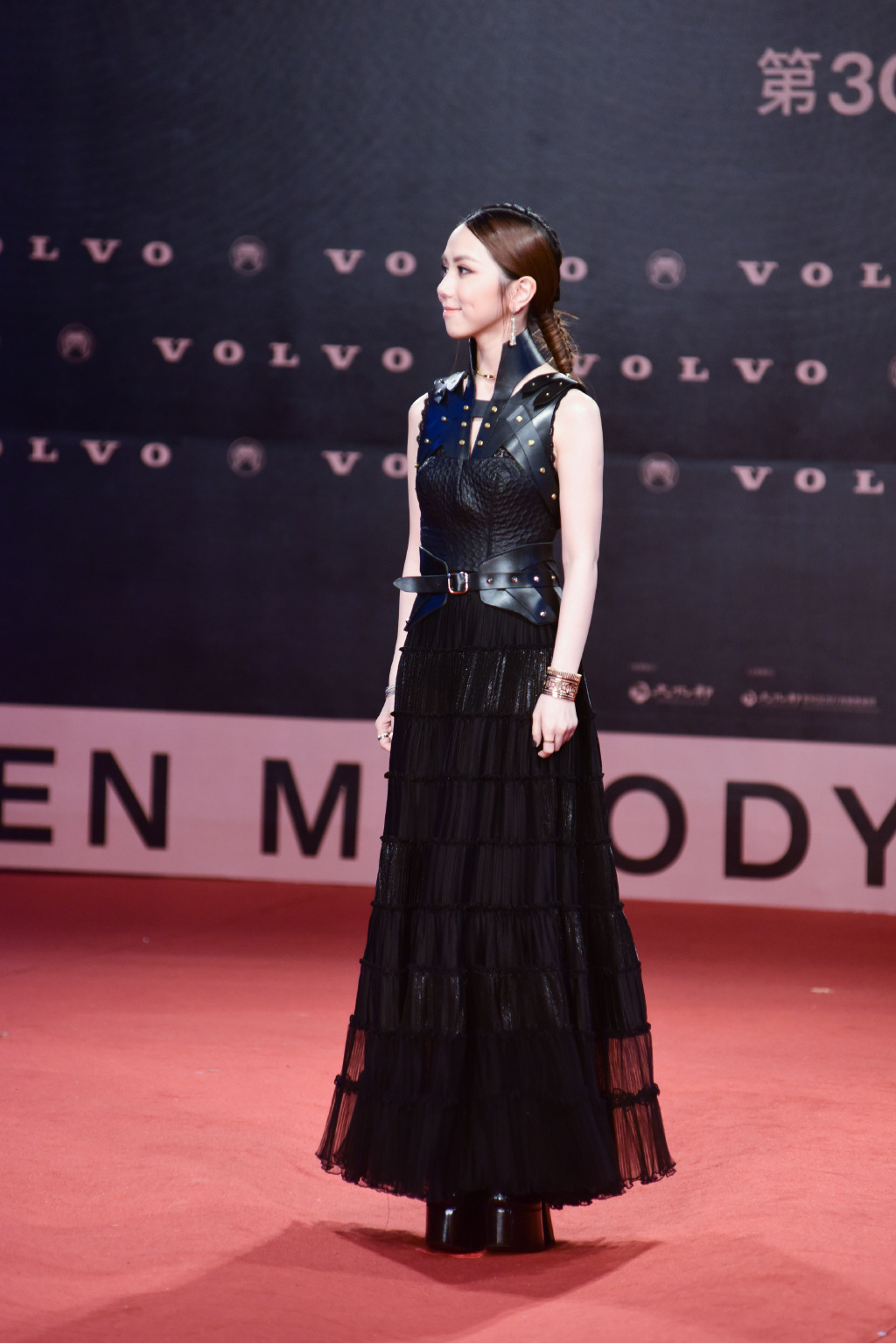 邓紫棋裙配短靴大方倾颜浅笑,邓紫棋穿驴蹄鞋视频