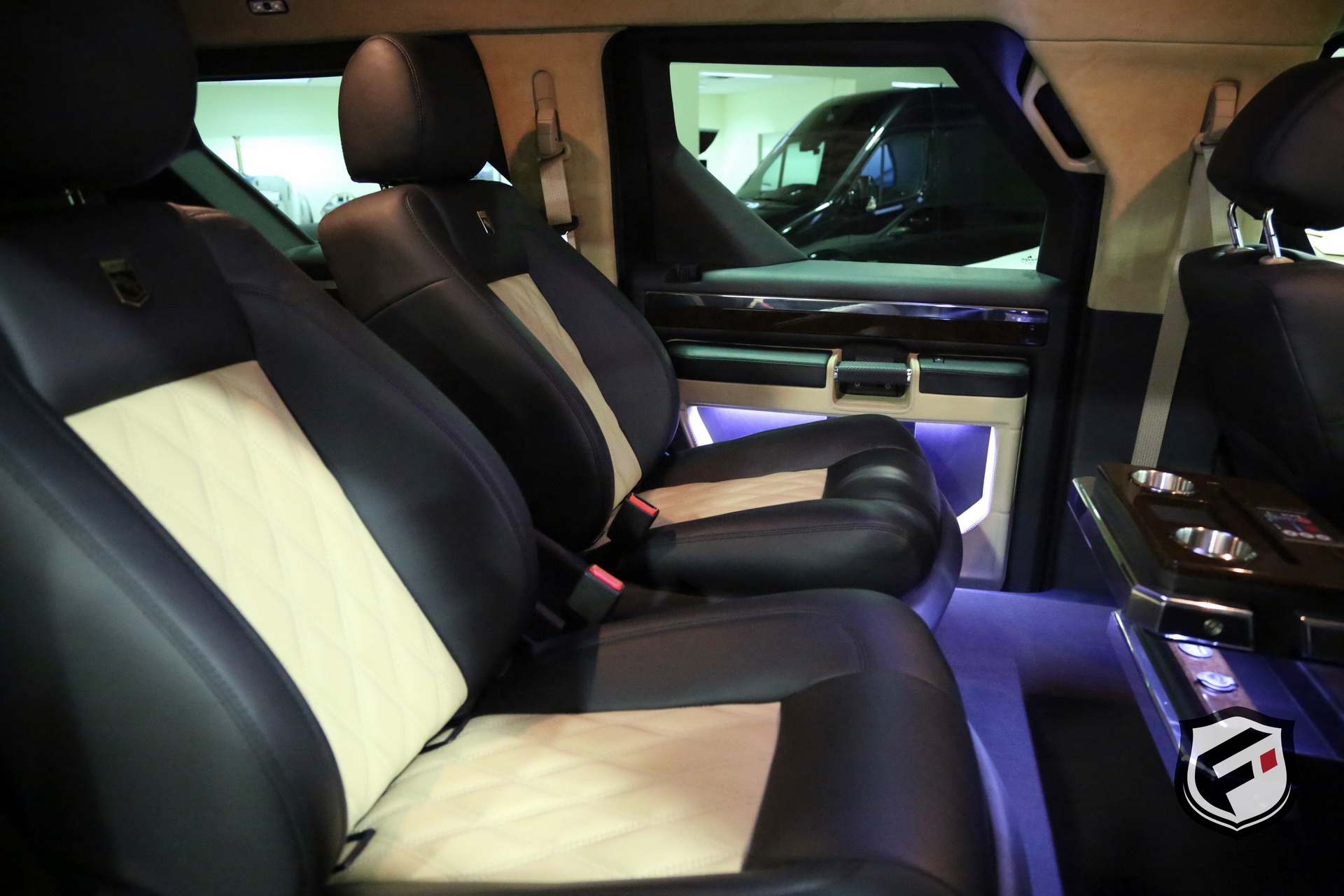 eBay上售价高达26万美元的RhinoGX特种越野车，外观霸气内饰奢华