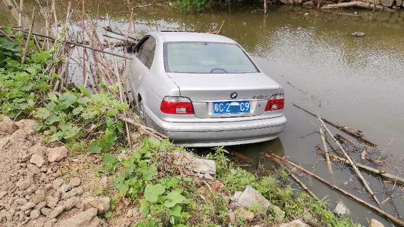 斗门8年驾龄老司机开宝马冲下鱼塘！河水即将淹没车顶，关键时刻死里逃生！
