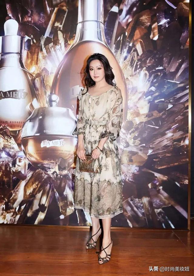 章小蕙黑白碎花裙子,章小蕙穿全部吊带丝滑长裙