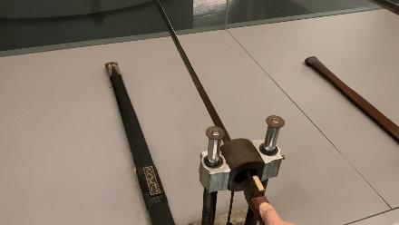 物开一刃为“刀”，两面*刃开**为“剑”，双刀相交为“剪”