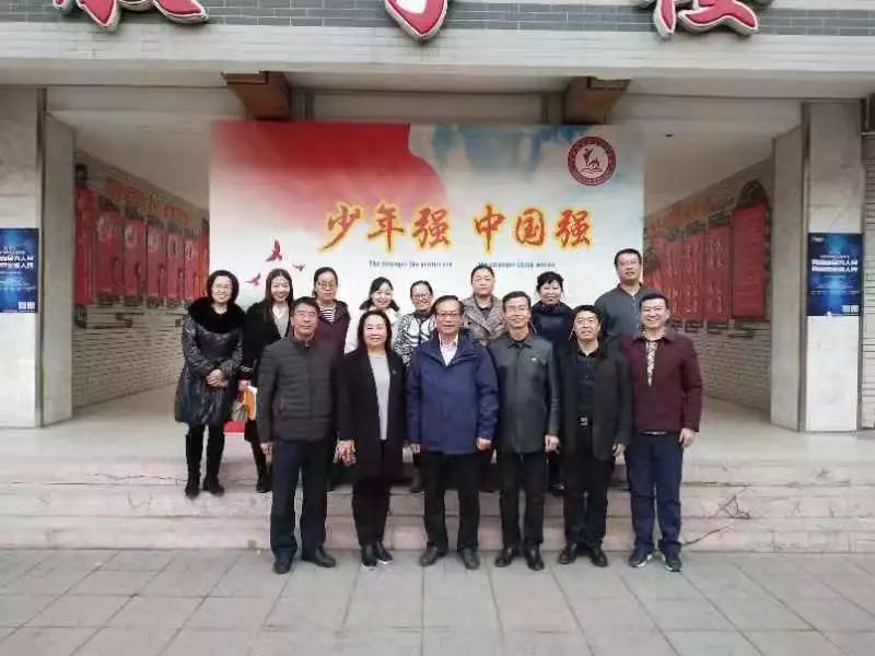 友谊桥梁连接天山汾水，红旗校园喜迎*疆新**宾客——太原四十五中