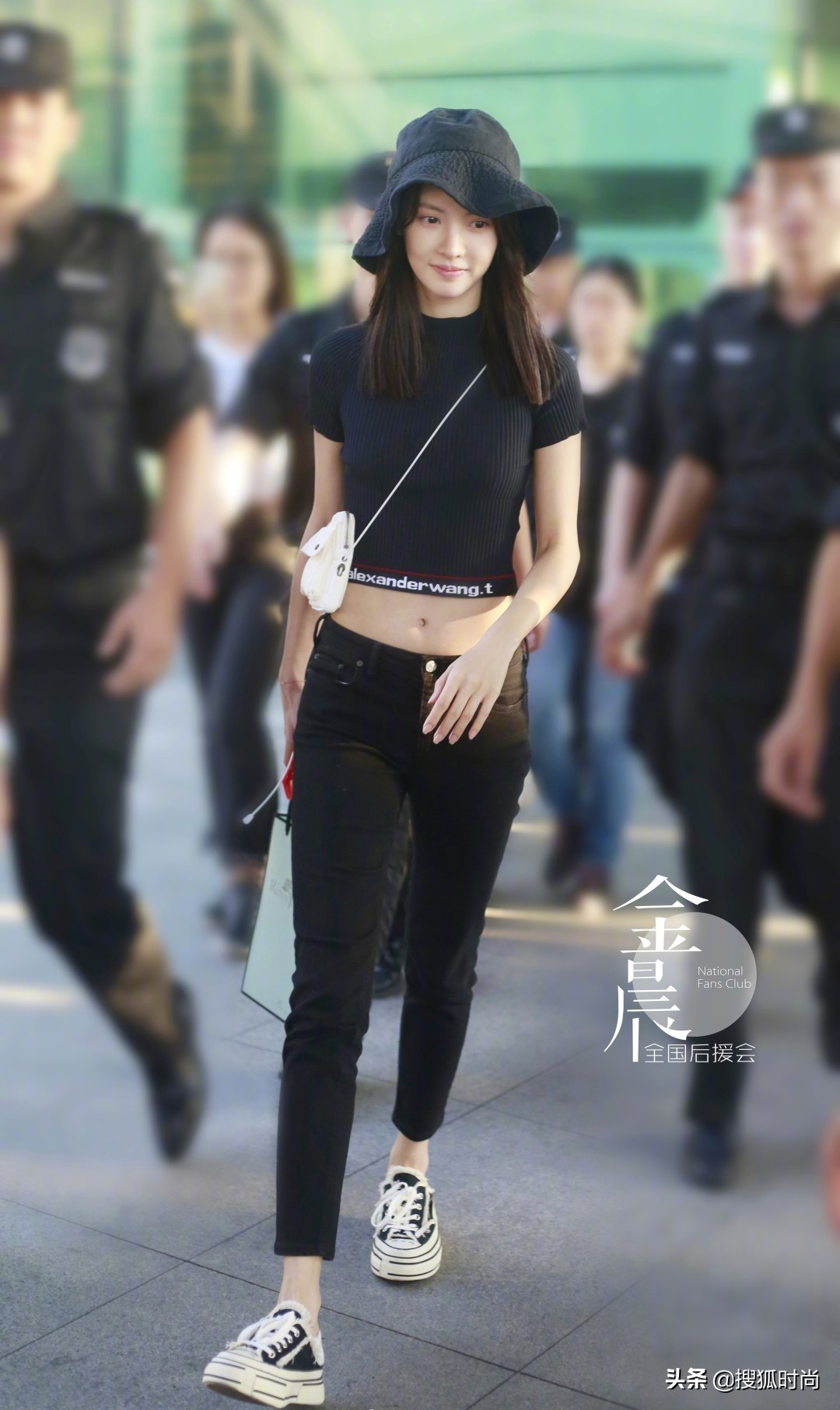 金晨红色吊带裙跳舞,金晨黑裙露背跳舞