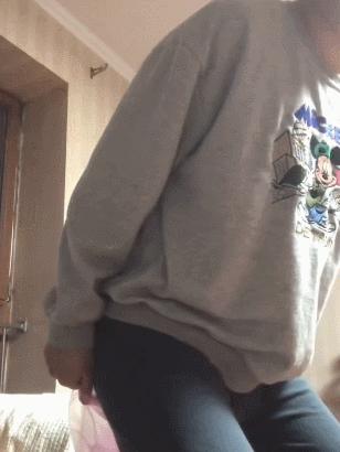 猫咪在床单上拉臭臭,猫咪上了厕所弄得家里很臭