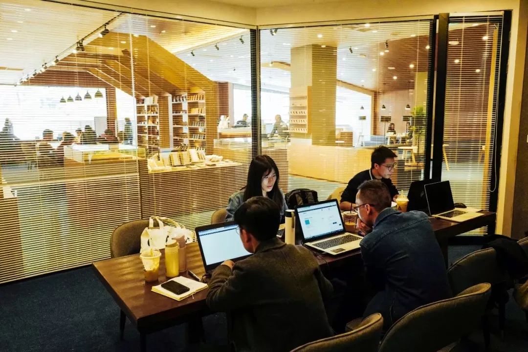 放弃城市40万年薪，夫妻躲进深山造出“最美书店”引600万人围观