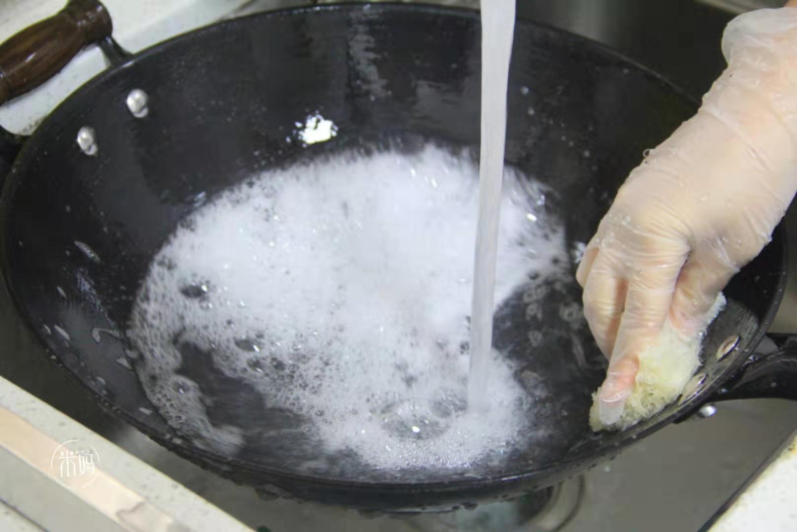 铁锅如何开锅才不生锈不粘锅,铁锅开锅以后怎么不粘锅