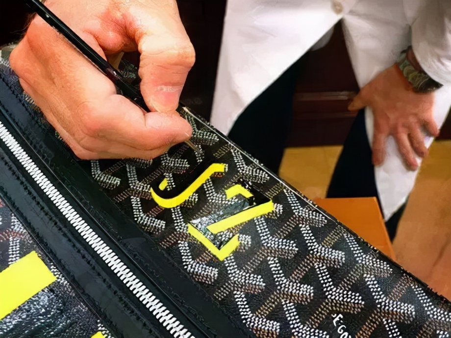 用“沉默”代言的rapper时尚爱物，“人间种草机”王菲超爱背的包