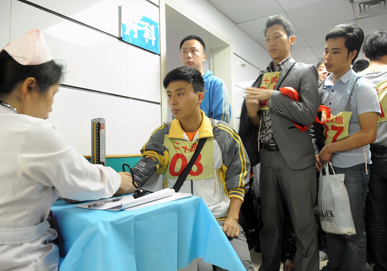 有纹身可以入学大学吗,有纹身可以考公务员吗2021