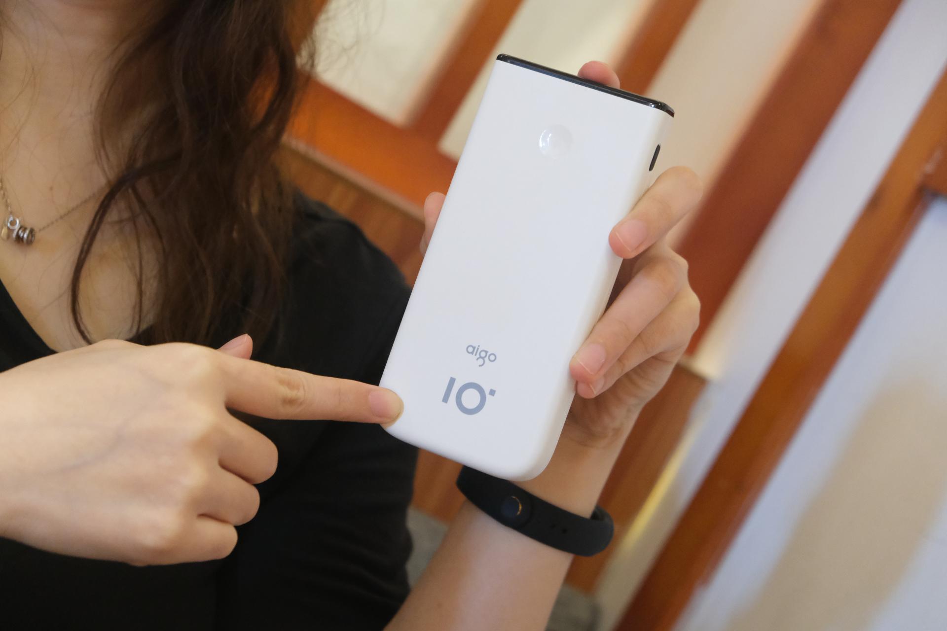 女生都是颜值*党**！像aigo国民好物充电宝就合女友的审美