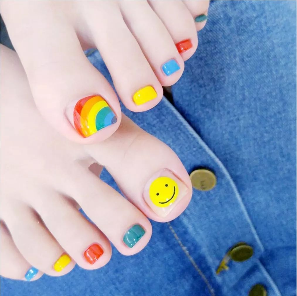 美甲什么颜色显得花哨好看,儿童美甲推荐不花哨