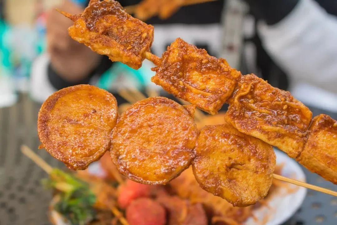 这家炸串店开了二十多年，门前天天排长队，老洛阳人最惦记