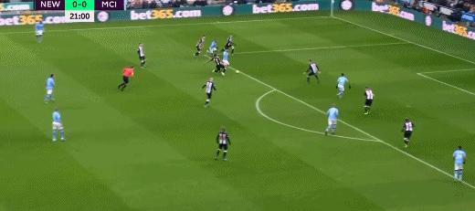 英超联赛卫冕爆出冷门,英超曼城被曼联逆转