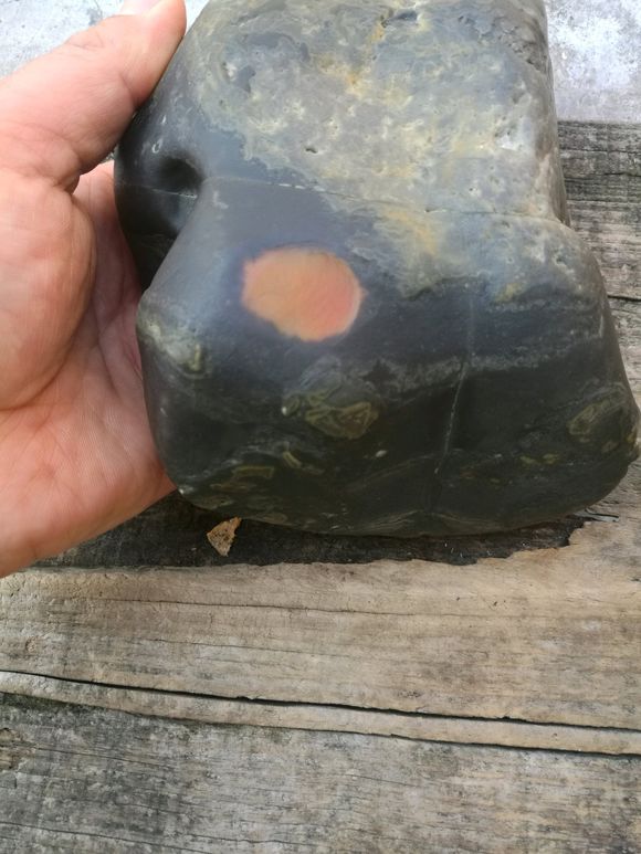 河边捡石头怎么鉴别石头是玉石,在户外捡到石头哪种石头更值钱