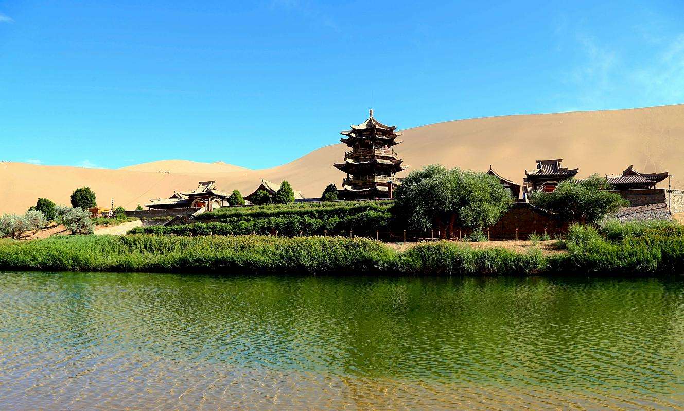 敦煌鸣沙山月牙泉景区是什么地形,敦煌月牙泉奇特