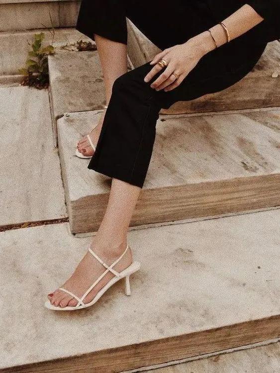 今年最流行凉鞋简单大方百搭,今年流行几款夏日凉鞋时尚百搭