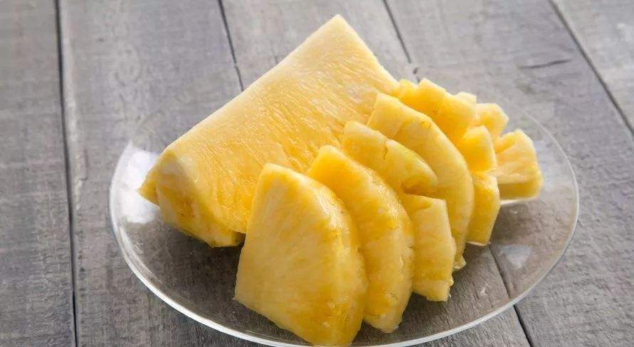 吃菠萝必须要用盐水泡一泡吗,吃菠萝的时候为什么要用盐水泡