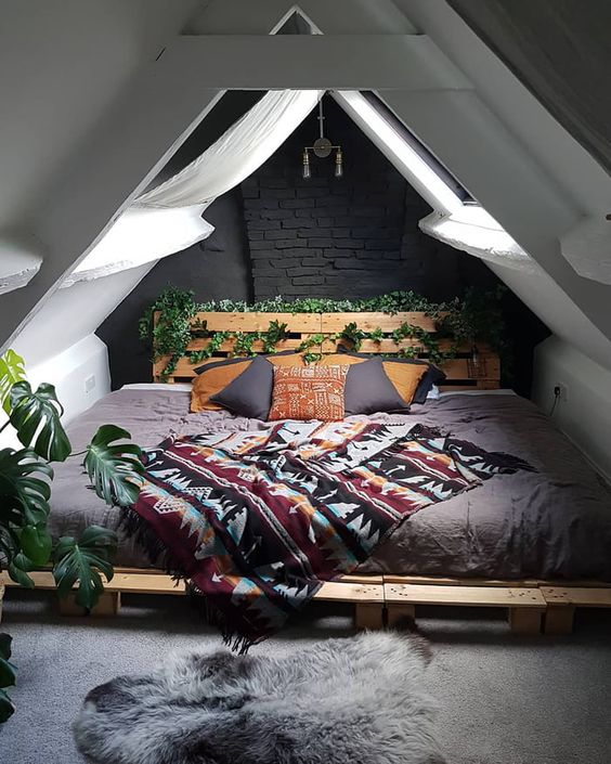 复式带阁楼捡个大便宜，斜顶下面塞2张床，邻居们都没想到这主意