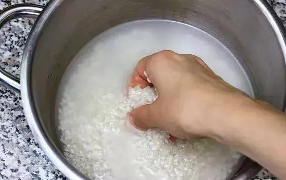 大锅炸油条的做法和配方窍门,在家自己炸油条的最简单的方法