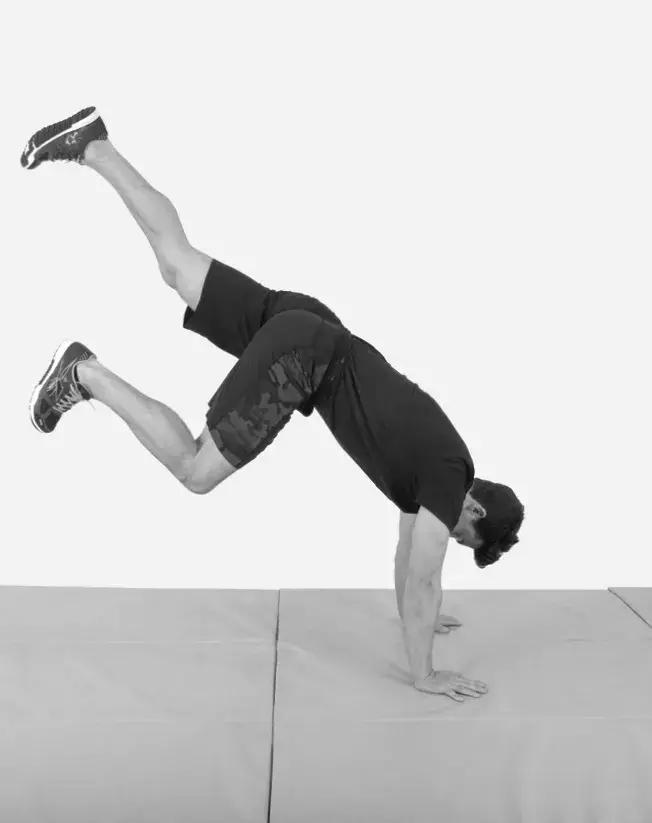 瑜伽倒立的好处及正确的倒立方法,床头倒立的好处及正确的倒立方法