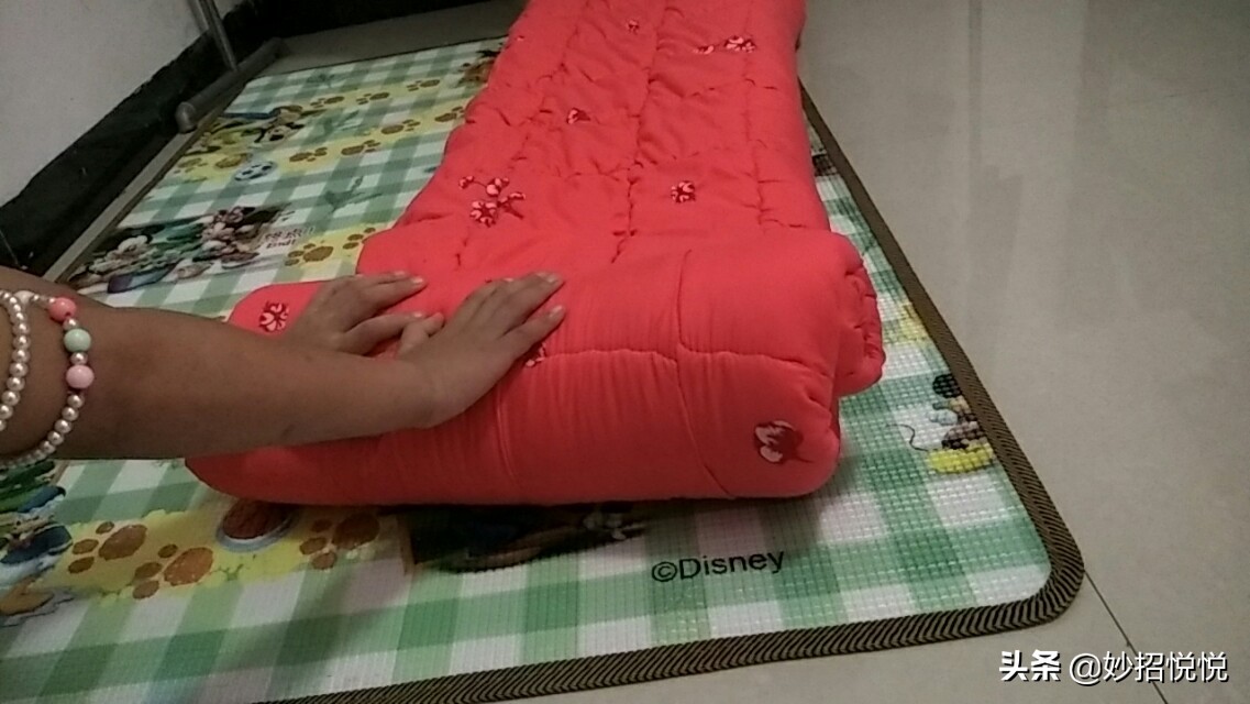 被子冬天简单方便收纳,最省空间的棉被收纳