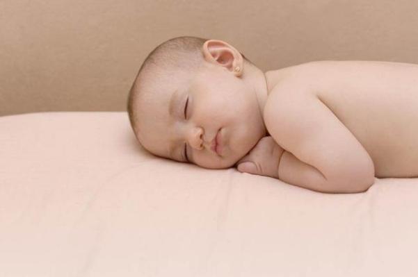 宝宝后脑勺老是往后顶,宝宝老是头偏一边婆婆老说烦死了