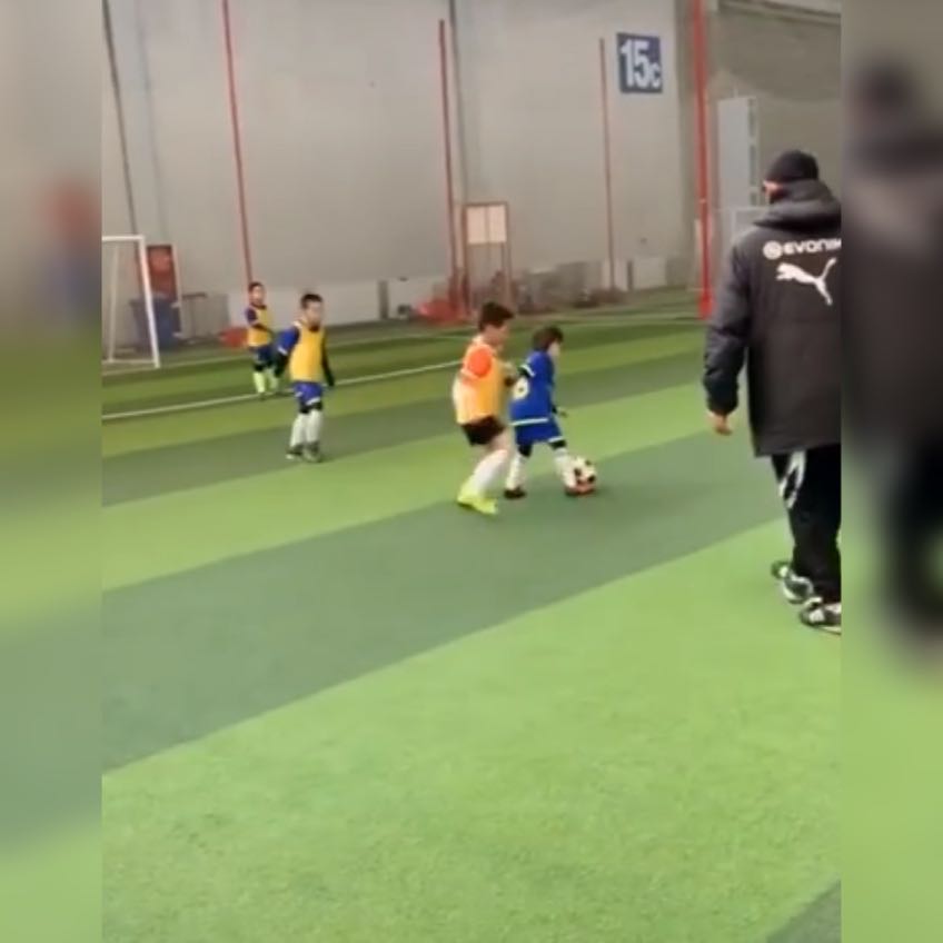 六岁足球过人,6岁中国男孩精通球星球技视频