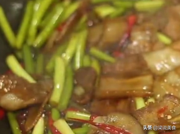 蒜苔肉丝蒜苔要滑油吗,蒜苔炒肉怎么让蒜苔入味