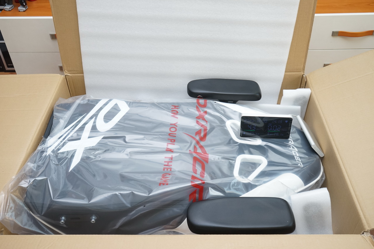 迪锐克斯dxracer电竞桌,甜品级显卡