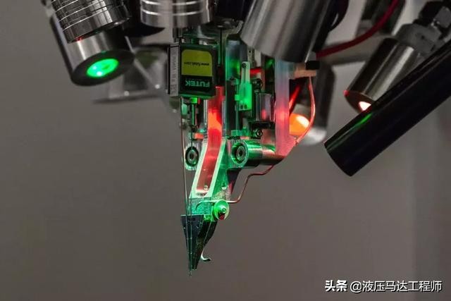 马斯克脑机接口新突破成功植入,脑后插管马斯克