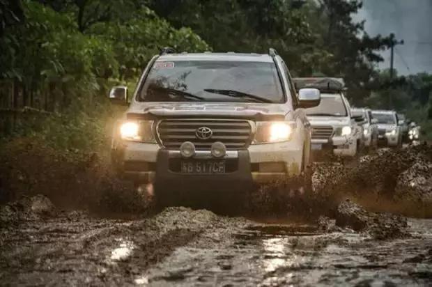 车遇泥泞道路怎么办,开车过泥泞路段正确的方法