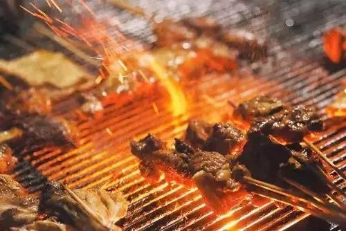 在德国吃小猪头,在德国吃香肠