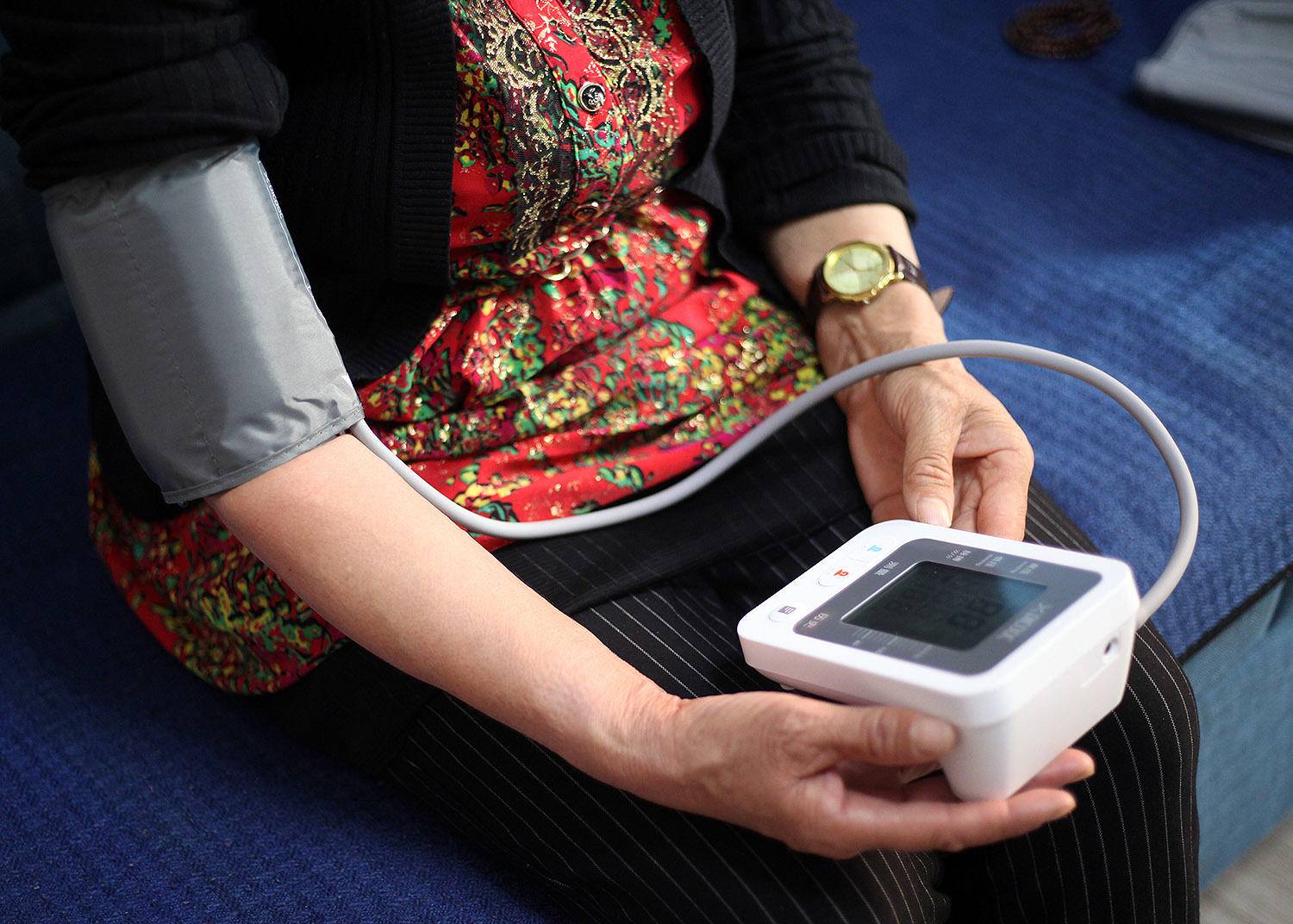 欧姆龙血压计哪款好求推荐,送父母测试健康的仪器