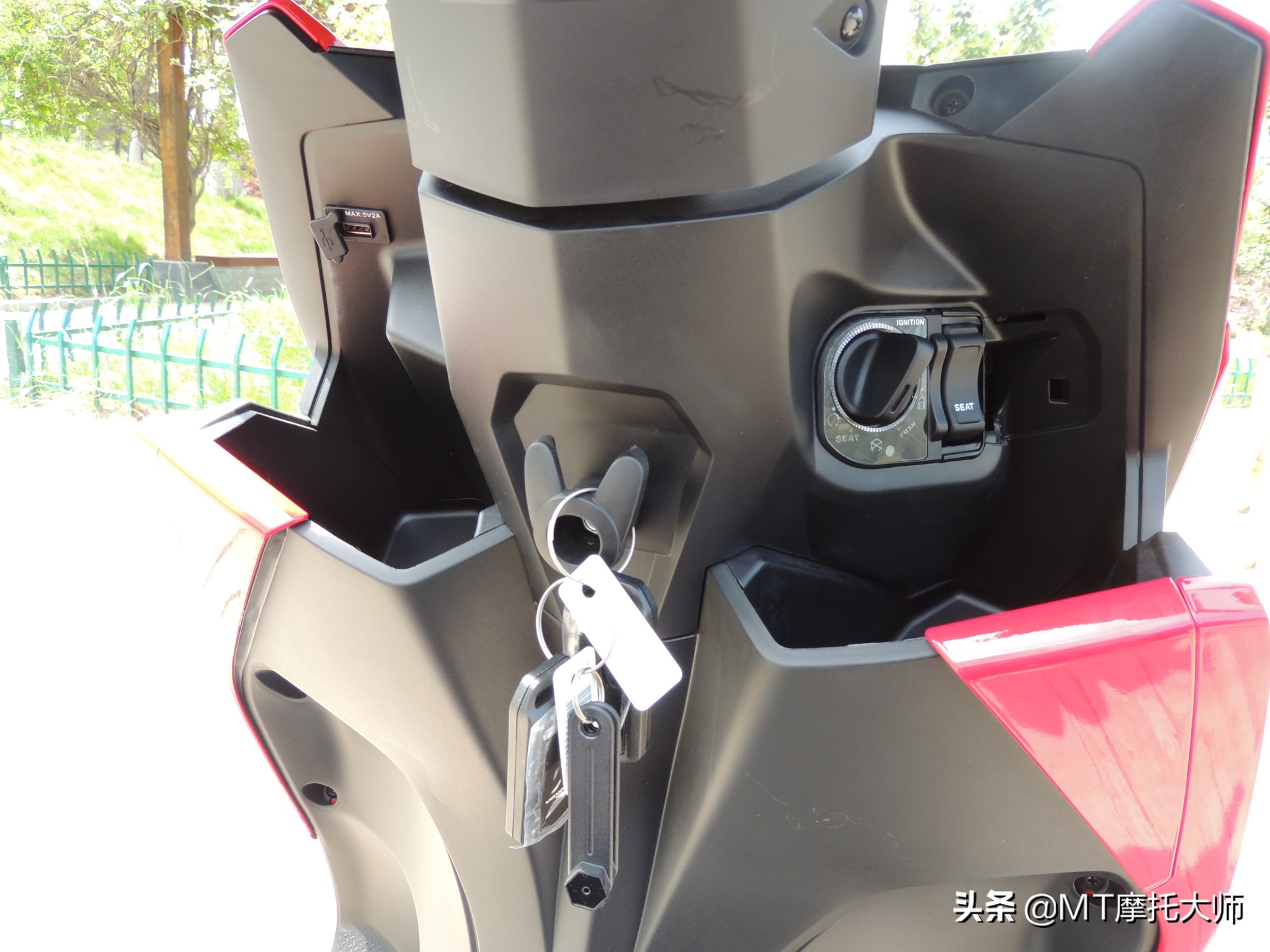 新大洲本田裂行rx125对比豪爵踏板,本田裂行125驾驶体验