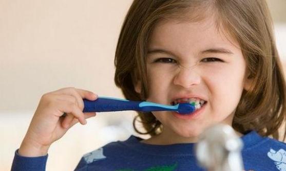 刷牙时牙龈出血是什么原因引起的,一刷牙牙龈就出血是缺维生素c吗