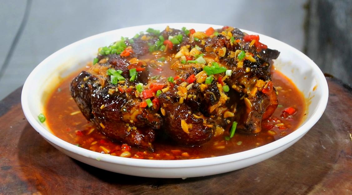 把整只猪脚往锅里一扔，做法和诀窍都告诉你，出锅馋得流口水