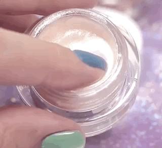 佟丽娅将任春晚主持，却被质疑稳输董卿？但在妆容上她确实赢了..