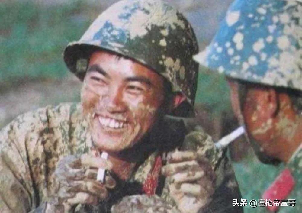 抽烟的弟兄们注意！在部队里偷抽烟，被抓住可太惨了！｜轻武专栏