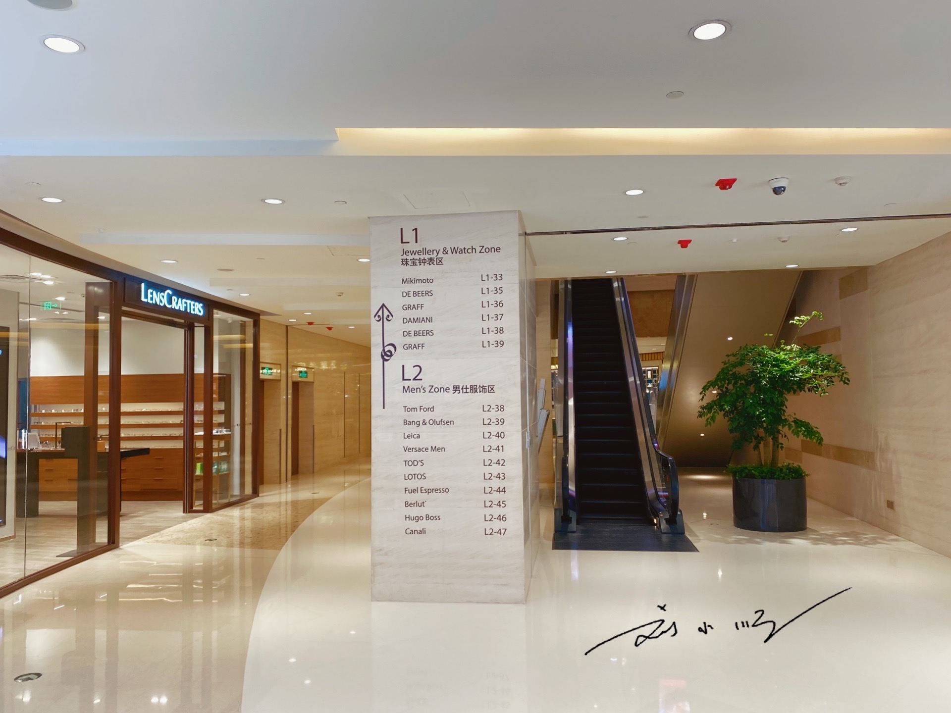 上海东方明珠塔周围哪个商场最大,上海魔都最大的商场